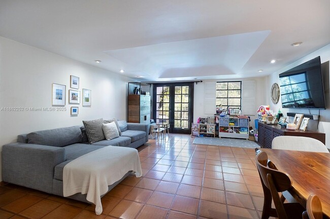 437 Santander Ave, Unit D in Coral Gables, FL - Building Photo - Building Photo