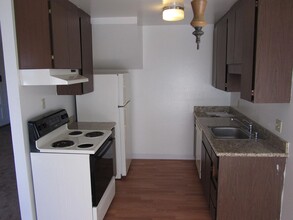 Aspen Apartments in San Leandro, CA - Building Photo - Building Photo