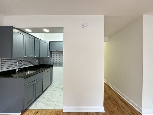 6830 N Sheridan Rd, Unit 452 in Chicago, IL - Building Photo - Building Photo