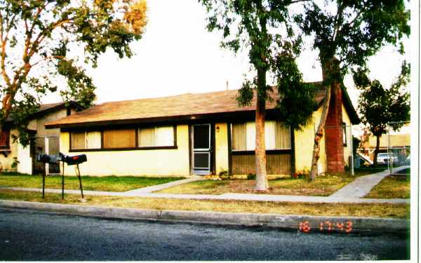 289 N Spruce Ave in Rialto, CA - Foto de edificio