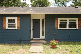 621 Hackberry St in Seguin, TX - Building Photo - Building Photo