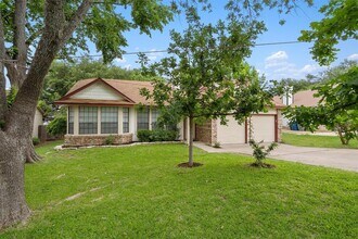 1708 Woodwind Ln in Austin, TX - Foto de edificio - Building Photo