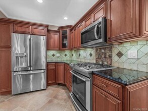 2 Tottenham Pl, Unit 1FL in New Hyde Park, NY - Foto de edificio - Building Photo