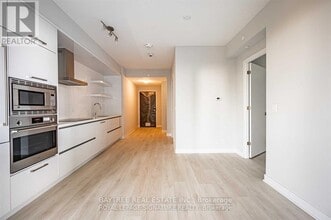 2221 Yonge St in Toronto, ON - Building Photo - Building Photo