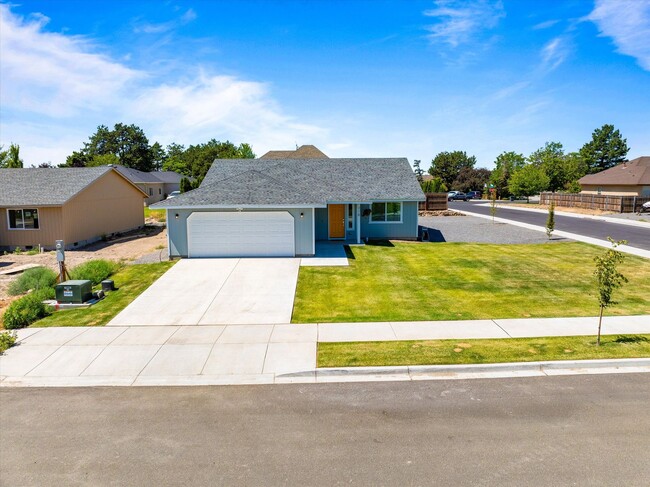 318 N Saratoga Wy in Moses Lake, WA - Foto de edificio - Building Photo