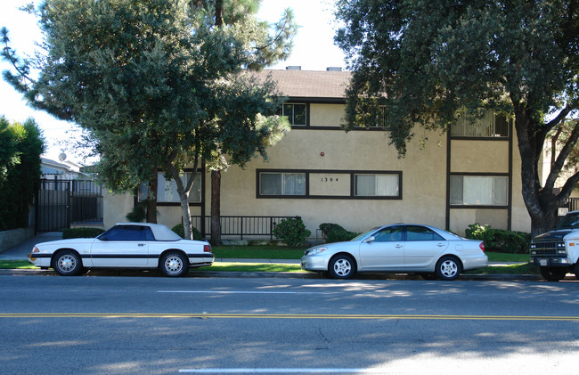 1304 E Broadway in Glendale, CA - Building Photo - Building Photo