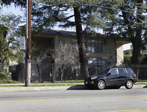 5734 Hazeltine Ave in Van Nuys, CA - Foto de edificio - Building Photo