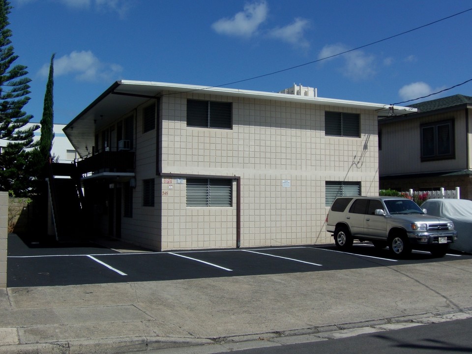 745 Makaleka Ave in Honolulu, HI - Building Photo