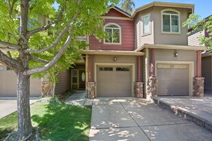 190 Rivers Edge Dr in Gold Hill, OR - Building Photo