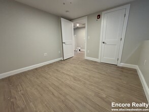 5 Ayr Rd, Unit C in Boston, MA - Foto de edificio - Building Photo