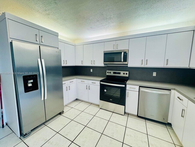 2051 NE 25th Ave in Pompano Beach, FL - Building Photo - Building Photo