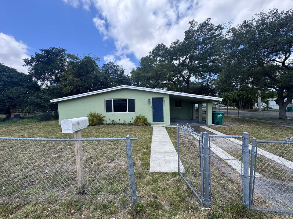 8092 NW 14th Ct in Miami, FL - Building Photo