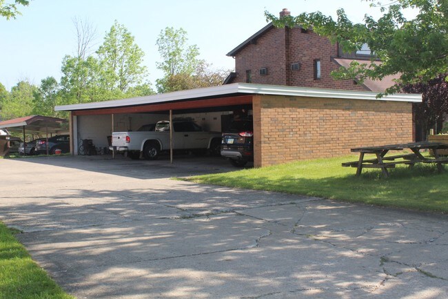 1986 Wolosyn Cir in Youngstown, OH - Building Photo - Building Photo