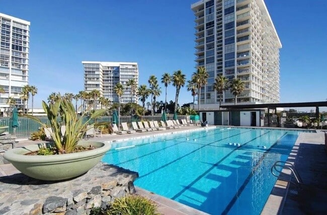1830 Avenida Del Mundo, Unit 1702 in Coronado, CA - Building Photo - Building Photo