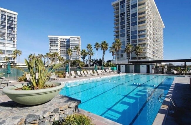 1830 Avenida del Mundo, Unit 1702 in Coronado, CA - Foto de edificio - Building Photo