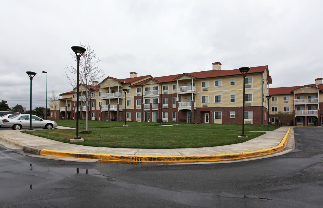 Park Meadows Senior Living in Overland Park, KS - Building Photo