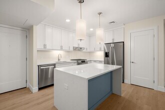 305 Border St, Unit 402 in Boston, MA - Foto de edificio - Building Photo