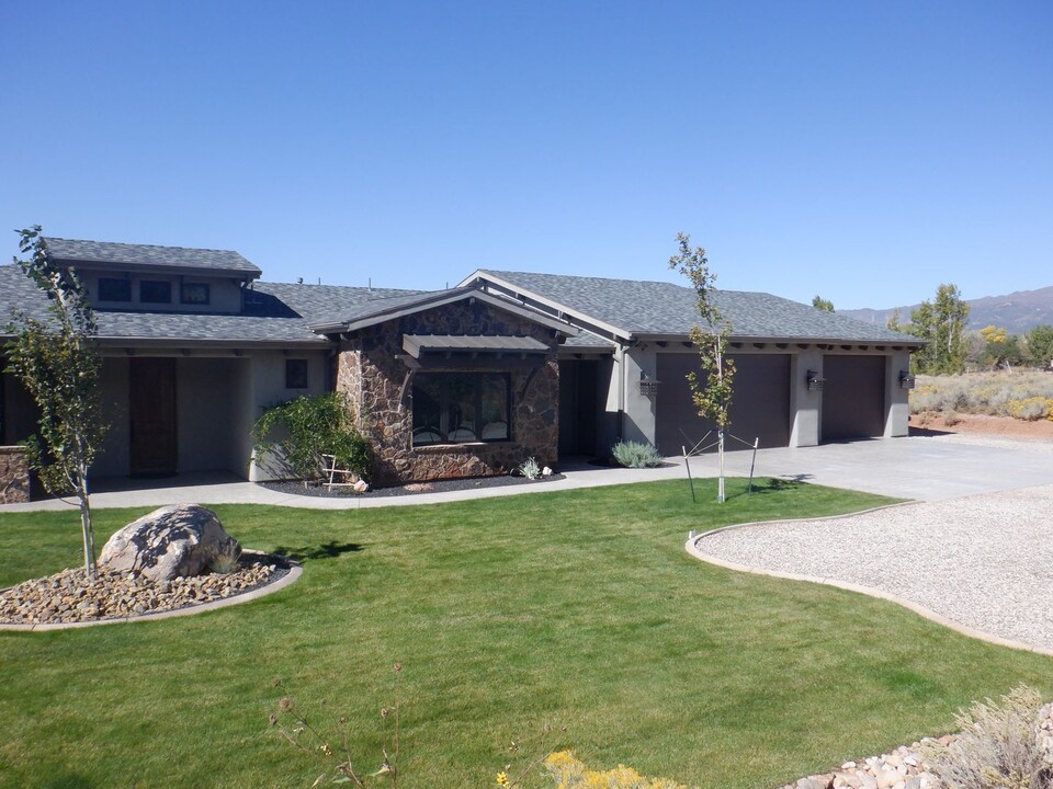 1636 E Badger Way in New Harmony, UT - Building Photo