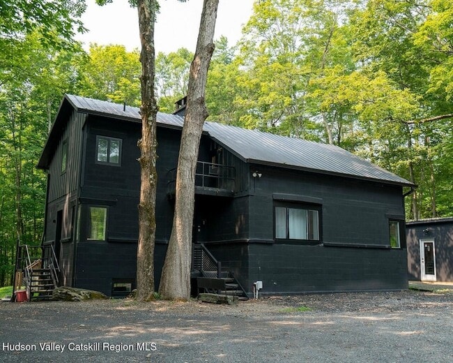 property at 1905 Glasco Turnpike