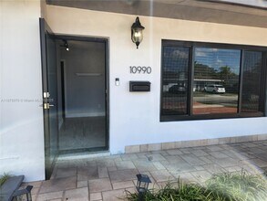 10990 SW 57th St in Miami, FL - Foto de edificio - Building Photo