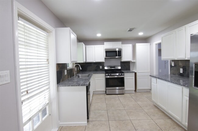 7941 Longridge Dr in Houston, TX - Building Photo - Building Photo