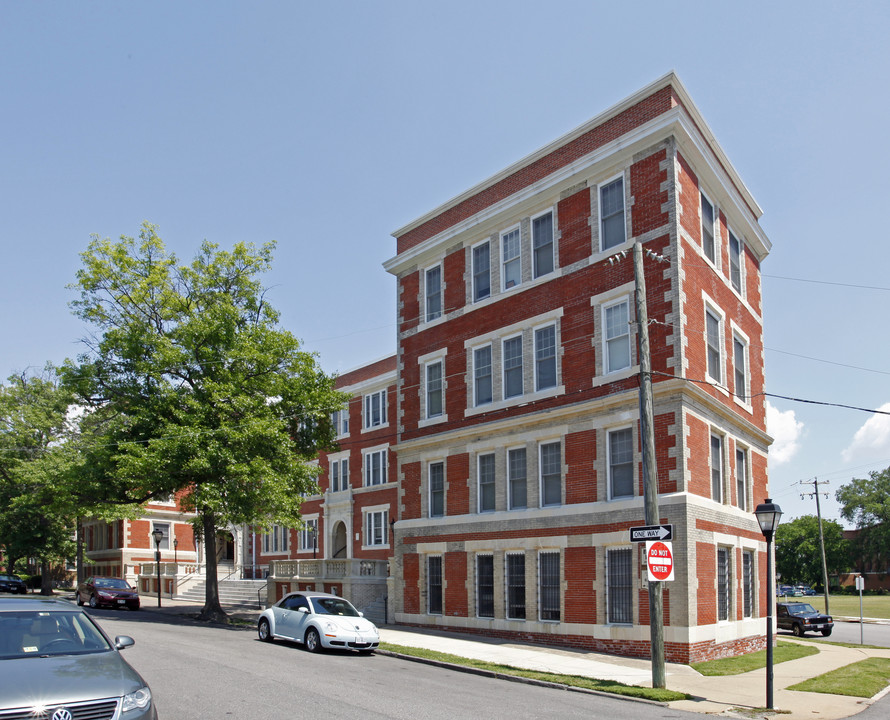 Holland House Apartments in Norfolk, VA - Building Photo