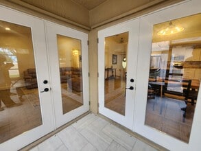 250 E Riverbend Dr in Sunrise, FL - Building Photo - Building Photo