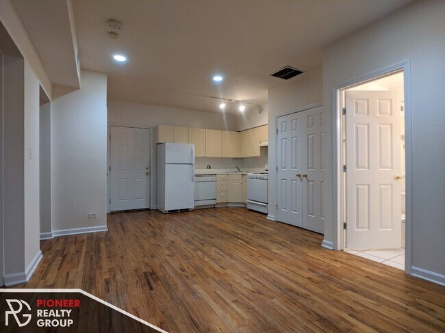 912 W Dakin St, Unit 917-304 in Chicago, IL - Building Photo - Building Photo