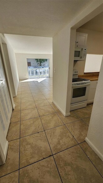 15205 NE 6th Ave, Unit D106 in Miami, FL - Building Photo - Building Photo