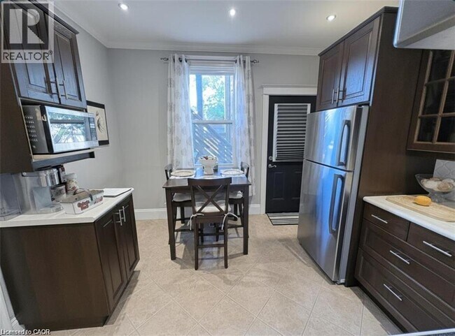 691 Wilson St in Hamilton, ON - Building Photo - Building Photo