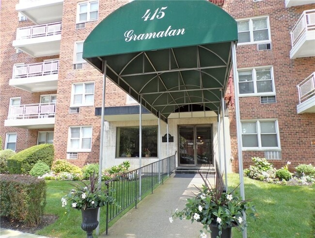415 Gramatan Ave in Mount Vernon, NY - Building Photo - Building Photo