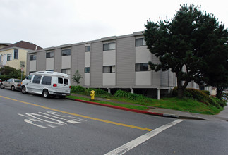 114-118 Orange Ave in South San Francisco, CA - Foto de edificio - Building Photo