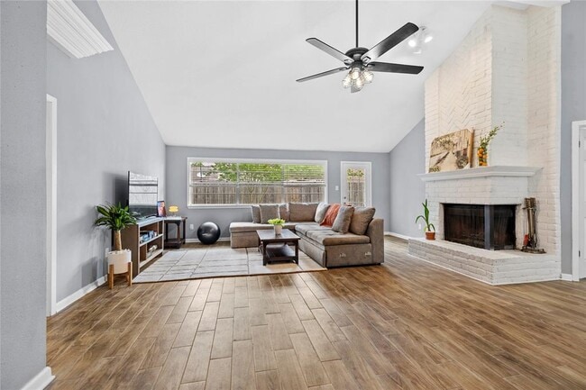 19630 San Gabriel Dr in Houston, TX - Building Photo - Building Photo