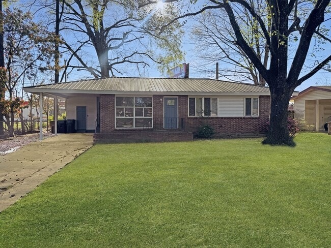 property at 1707 Buena Vista Cir SE