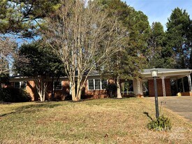 818 Ferndale Dr in Statesville, NC - Building Photo