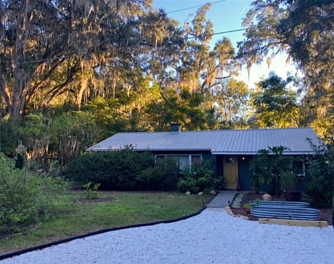 915 NW 13th Ave in Gainesville, FL - Foto de edificio - Building Photo