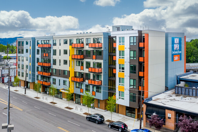 Green Leaf Sandy Lofts in Portland, OR - Foto de edificio - Building Photo