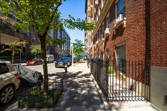 25 W 64th St in New York, NY - Building Photo - Building Photo