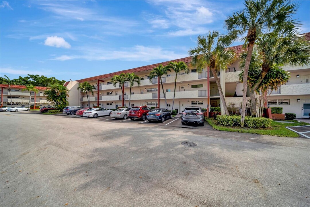 9400 N Hollybrook Lake Dr in Pembroke Pines, FL - Building Photo