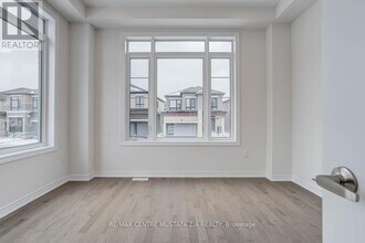 883 Plum Pl in Milton, ON - Building Photo - Building Photo