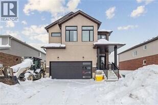 123 Maple St in Mapleton, ON - Building Photo