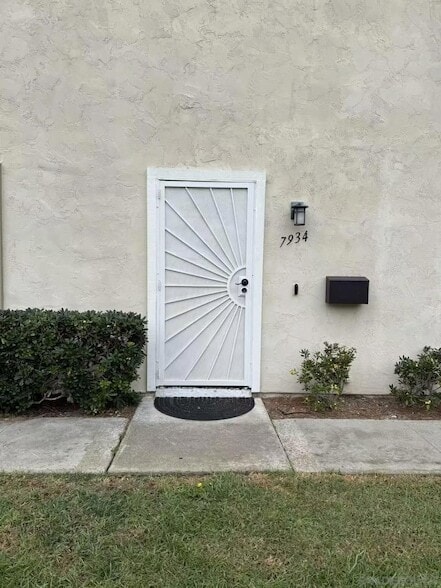 7934 Camino Huerta in San Diego, CA - Foto de edificio - Building Photo