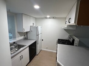 33 Etruria St, Unit Apt. D in Seattle, WA - Building Photo - Building Photo
