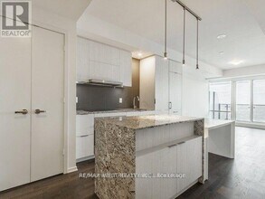 1 Bloor St E in Toronto, ON - Building Photo - Building Photo