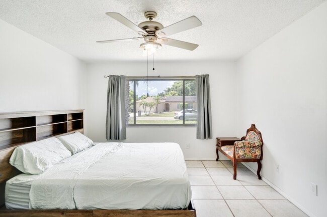 8724 Tall Pine Ln, Unit Master Bedroom in Orlando, FL - Building Photo - Building Photo