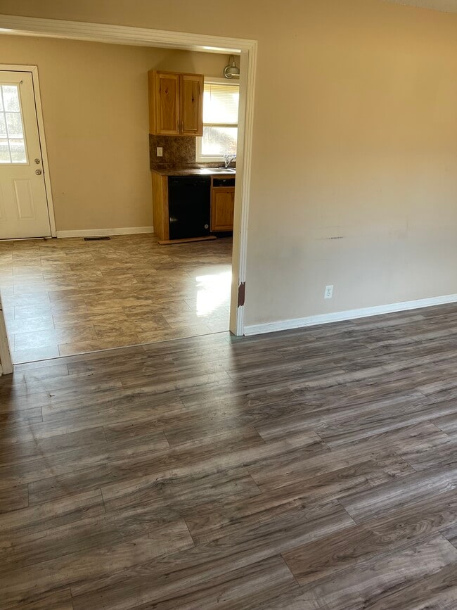 2129 Ferry Rd in Clarksville, TN - Foto de edificio - Building Photo