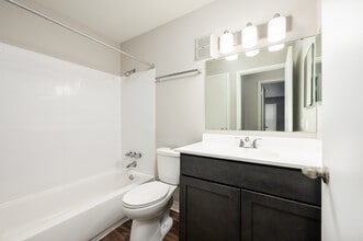 Fountain Lake Apartment Homes in Fort Wayne, IN - Building Photo - Interior Photo