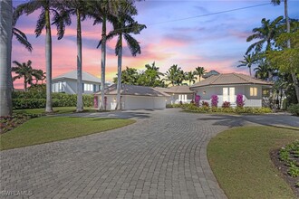 989 Admiralty Parade in Naples, FL - Foto de edificio - Building Photo