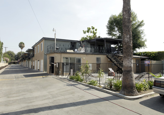 15560 Amar Rd in La Puente, CA - Foto de edificio - Building Photo