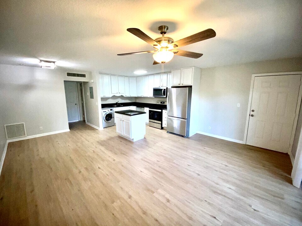 102 N Lakeside Dr in Lake Worth Beach, FL - Building Photo